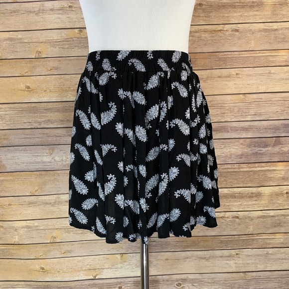 Brandy Melville Black White Paisley Mini Skirt - Picture 2 of 8